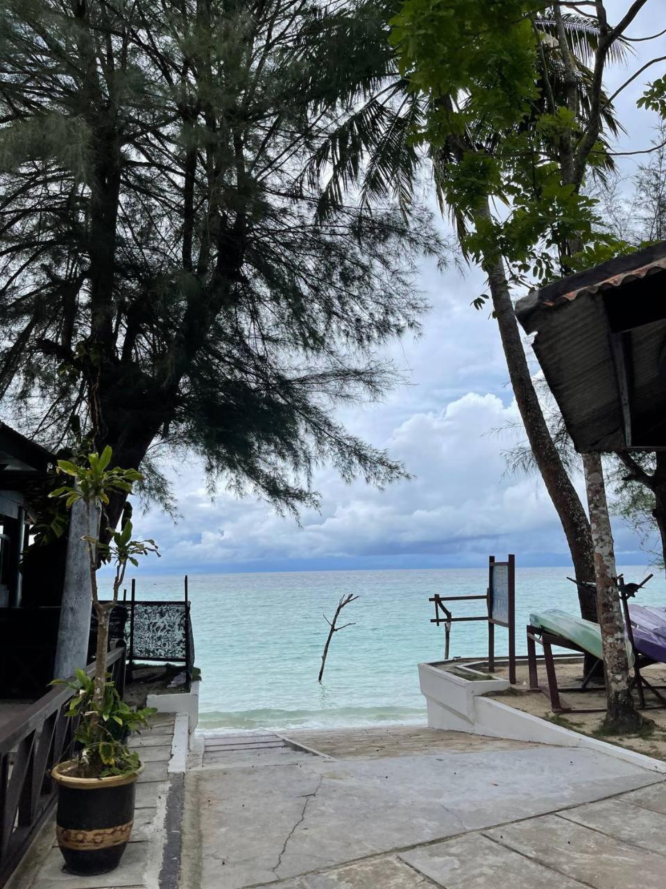 Beach Resort - Arwana Perhentian Besar カンポン・クアラ・ベシュット エクステリア 写真